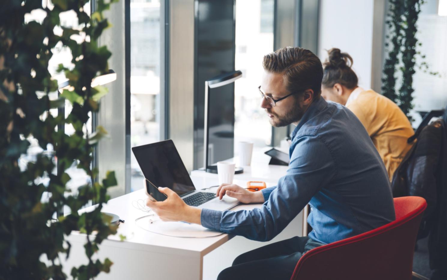 Person plant ihre monatlichen Ausgaben mit einem einfachen Notizbuch