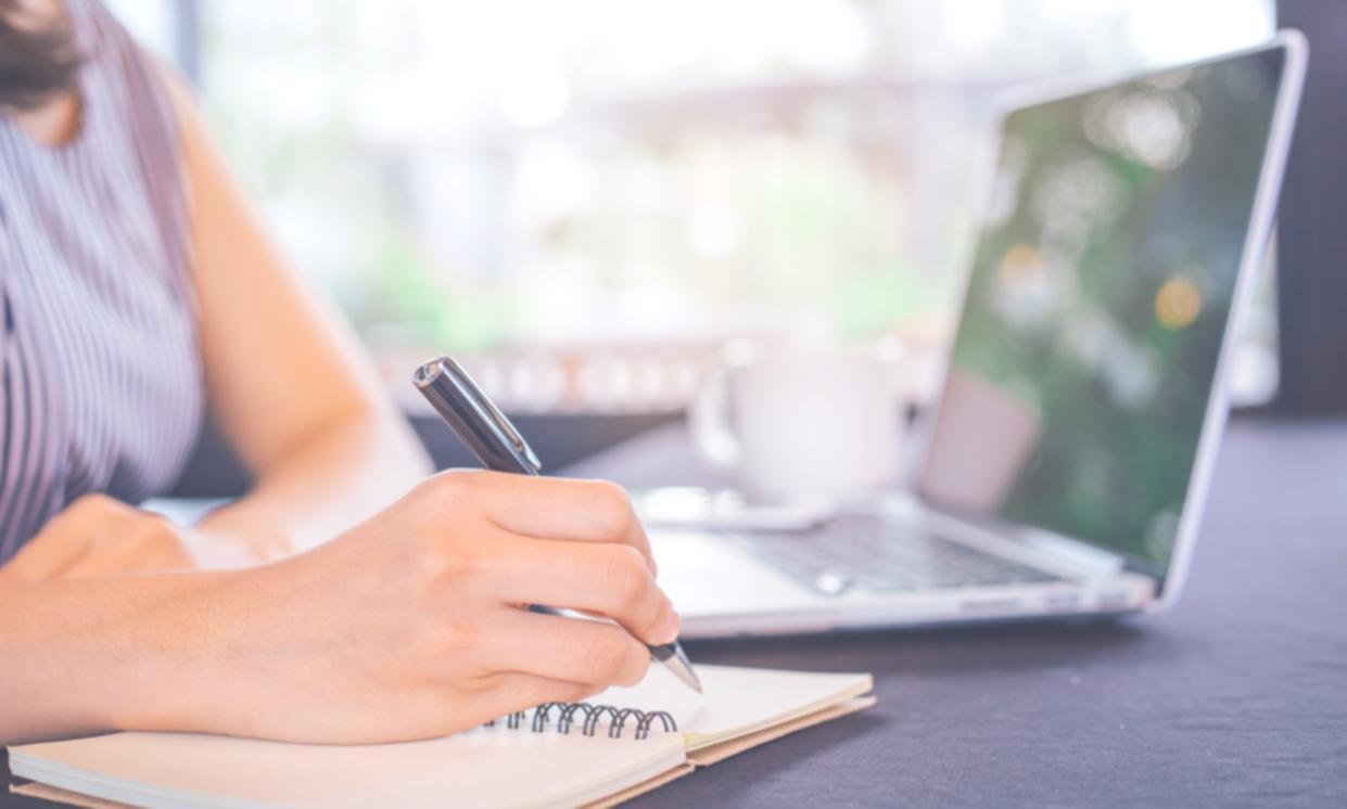 Ordentlich strukturierte Finanzunterlagen und Planungstools auf einem Schreibtisch