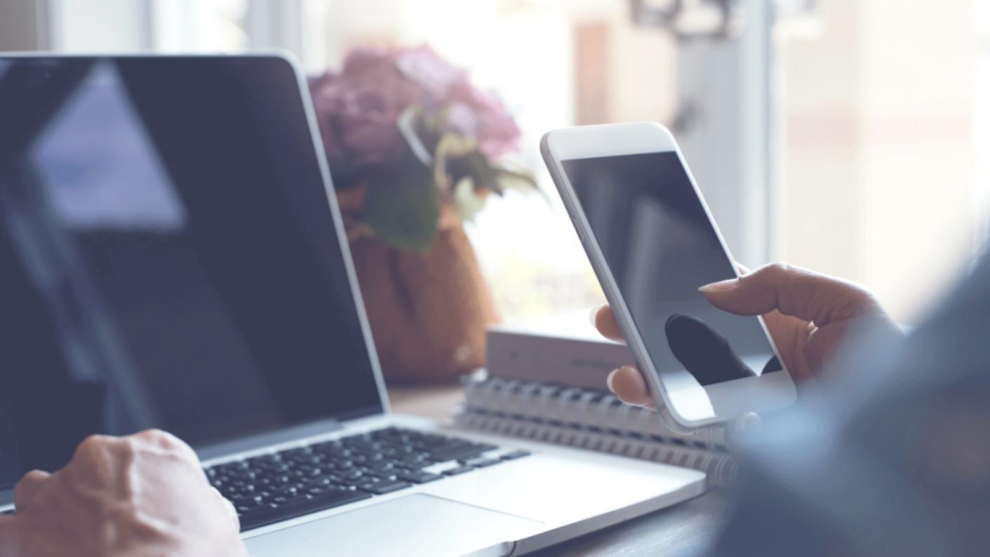 Verschiedene Finanztools und Planungsmaterialien arrangiert auf einem Tisch