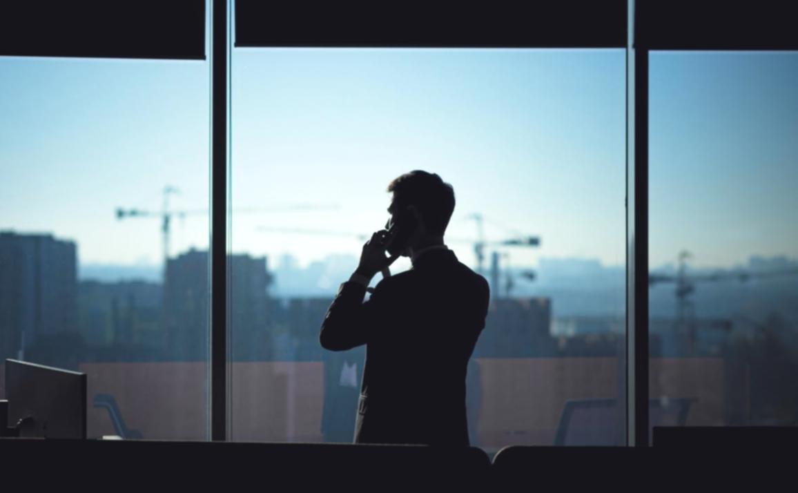 Finanzkurs-Teilnehmer bei der Arbeit an einem Investitionsplan