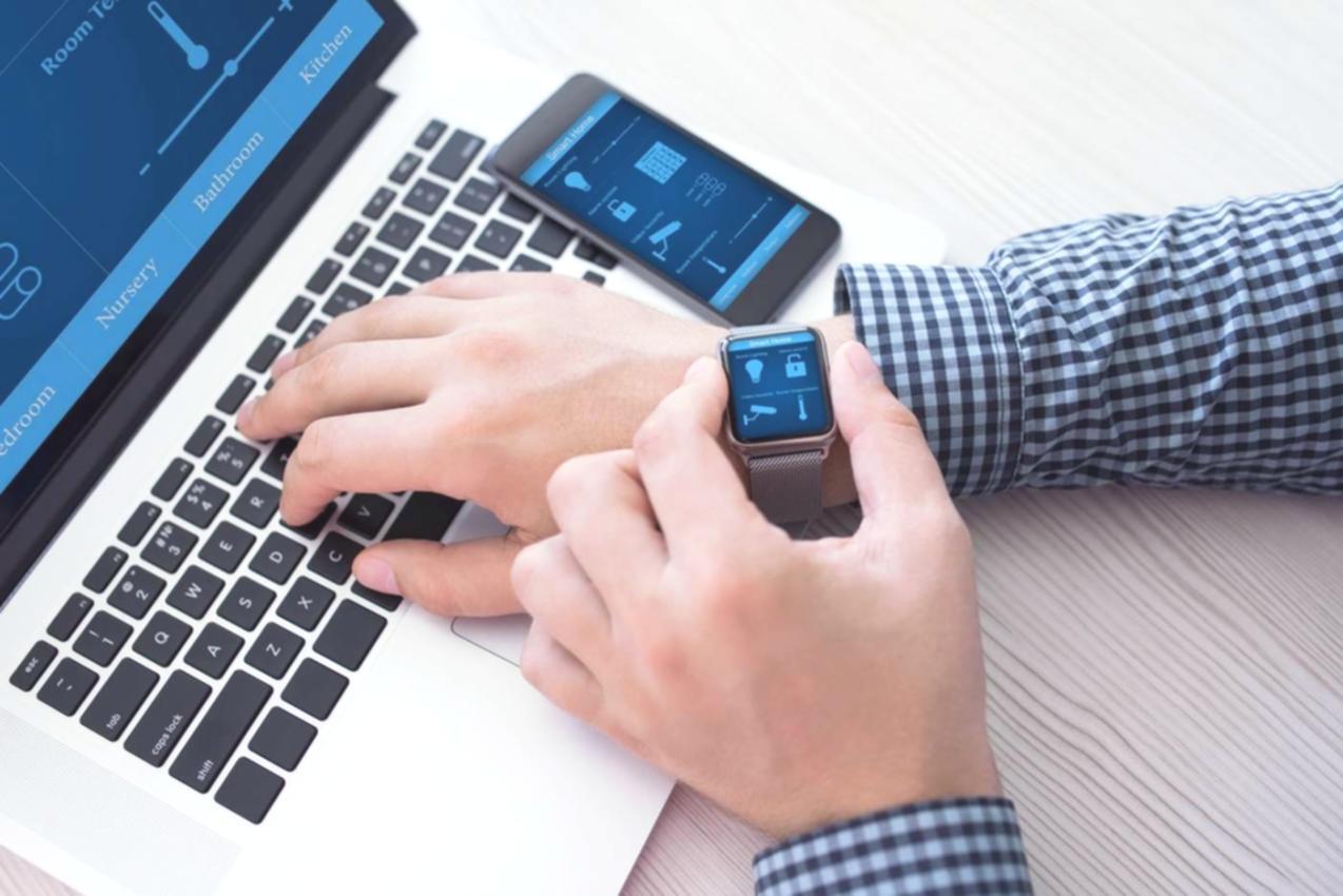 Detaillierte Finanzanalyse mit Laptop und Dokumenten